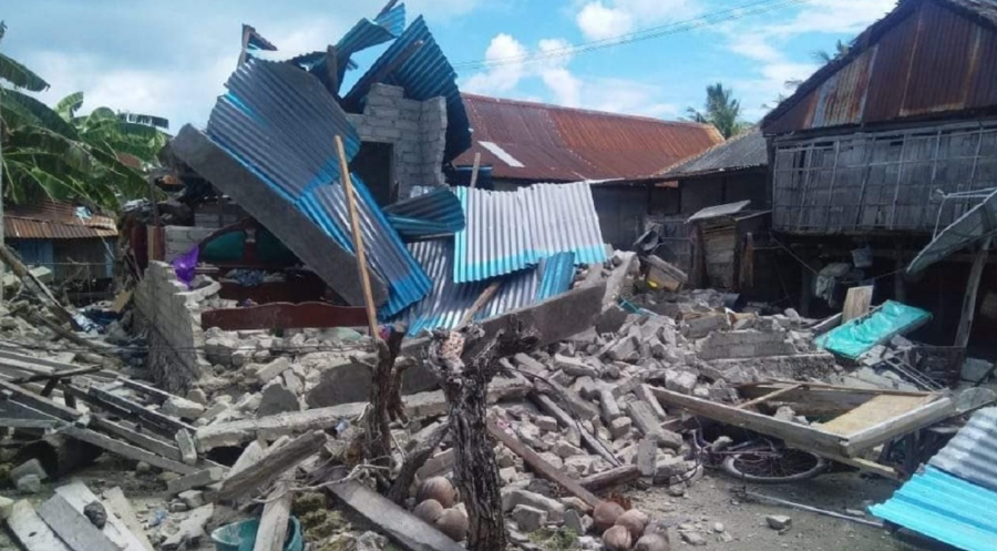 Fuerte terremoto en Indonesia provocó daños materiales y obligó a residentes a huir de sus casas (Imágenes)