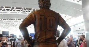 Inauguraron estatua de Maradona en el principal aeropuerto de Argentina