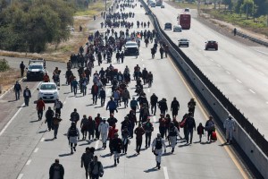 Cientos de migrantes paralizaron el tráfico en ruta a la frontera con EEUU (FOTOS)