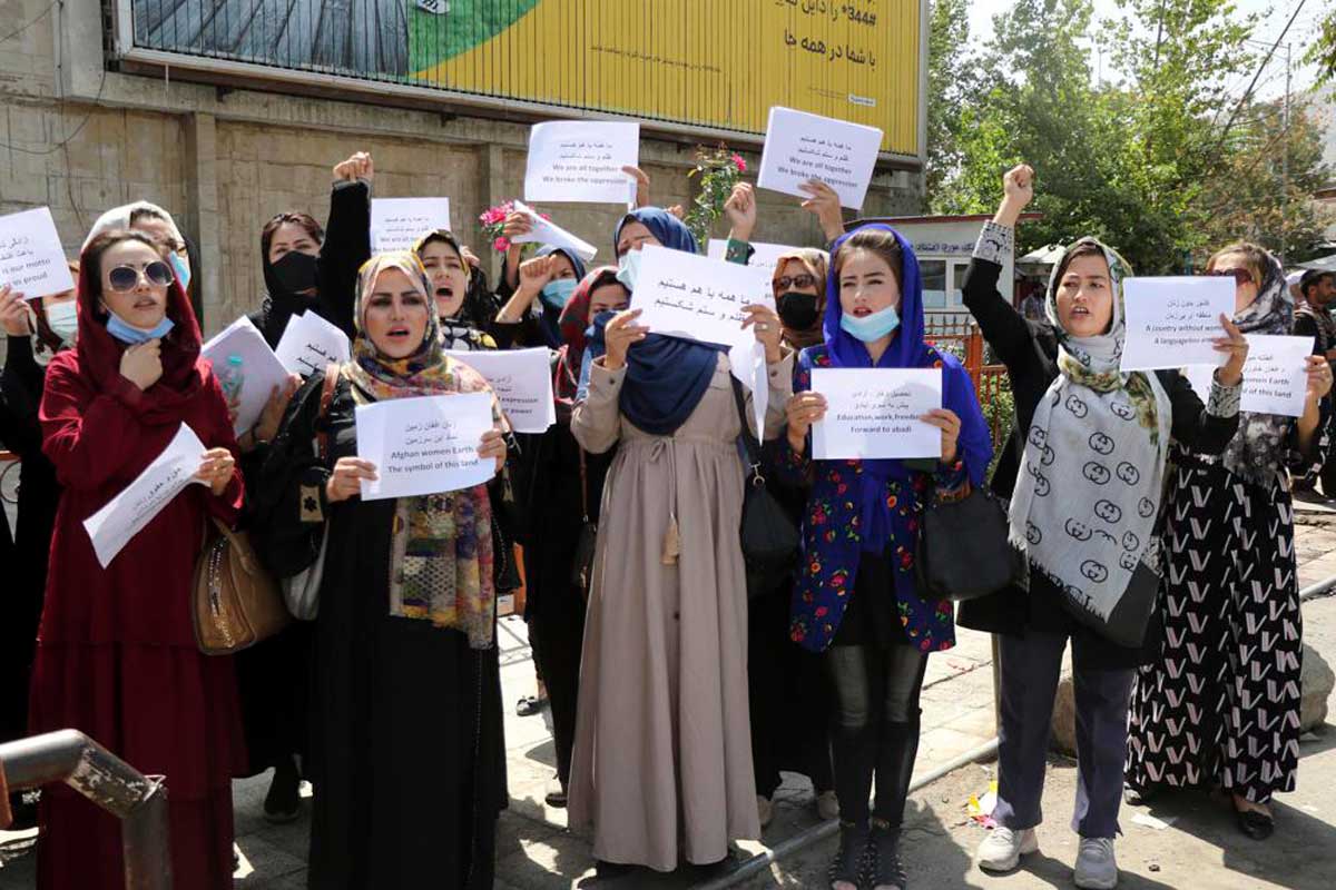Decenas de afganos exigen igualdad para las mujeres y un Gobierno inclusivo a los talibanes
