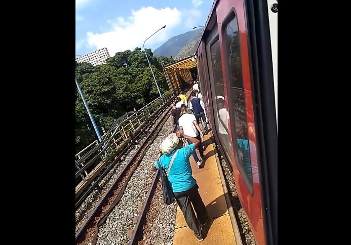 Usuarios del Metro de Caracas caminaron por los rieles tras falla eléctrica en Caño Amarillo (Videos)