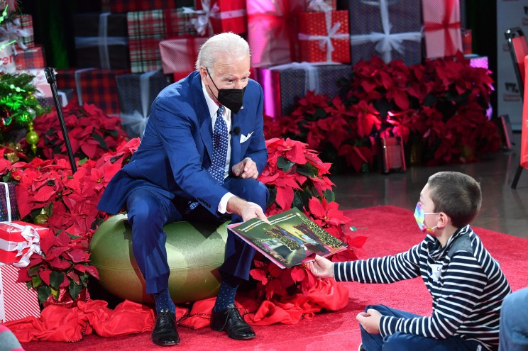 Biden hizo una visita sorpresa por Navidad al hospital infantil de Washington