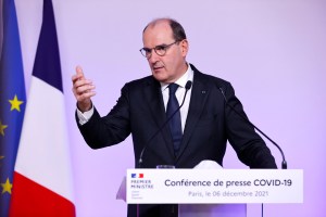 Gobierno francés impuso el teletrabajo y adelantó la tercera dosis contra el Covid-19