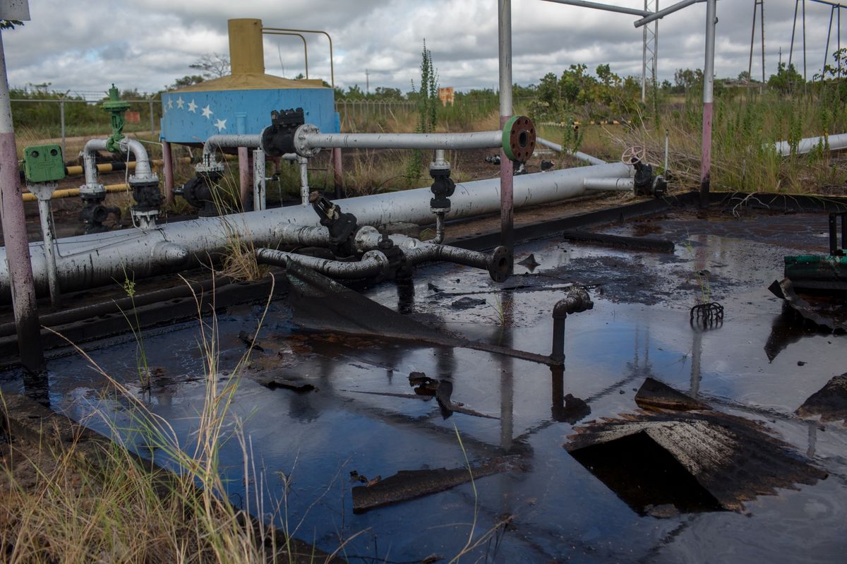 Bloomberg: Venezuela resucita campos petroleros con mochilas de dólares