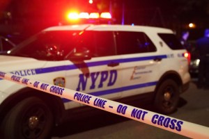 Mujer estranguló a un policía de Nueva York que intentaba arrestar a su hijo