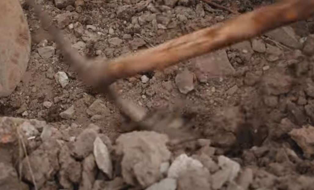 Impacto Mundo: Venezolanos sepultan a sus muertos en el patio de la casa (Video)