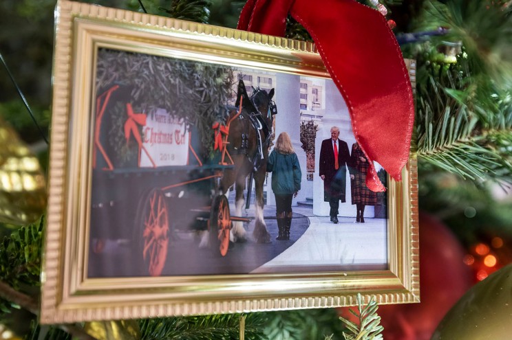 Por qué una foto de Trump decora un árbol de Navidad en la Casa Blanca