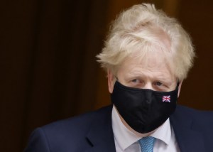 Boris Johnson da explicaciones al parlamento tras ser multado por fiesta durante el confinamiento