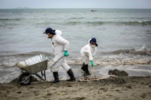 Aumentan a 24 las playas contaminadas por el derrame de petróleo en Perú