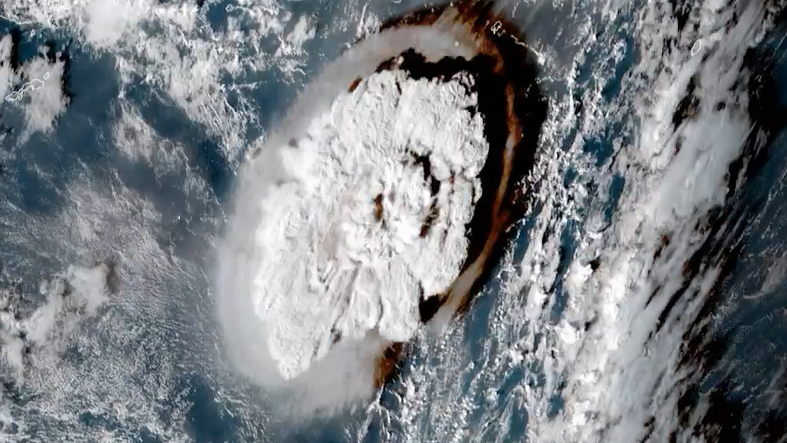 Graban desde el espacio como el volcán de Tonga entra en “una de las erupciones más violentas jamás captada por satélite”