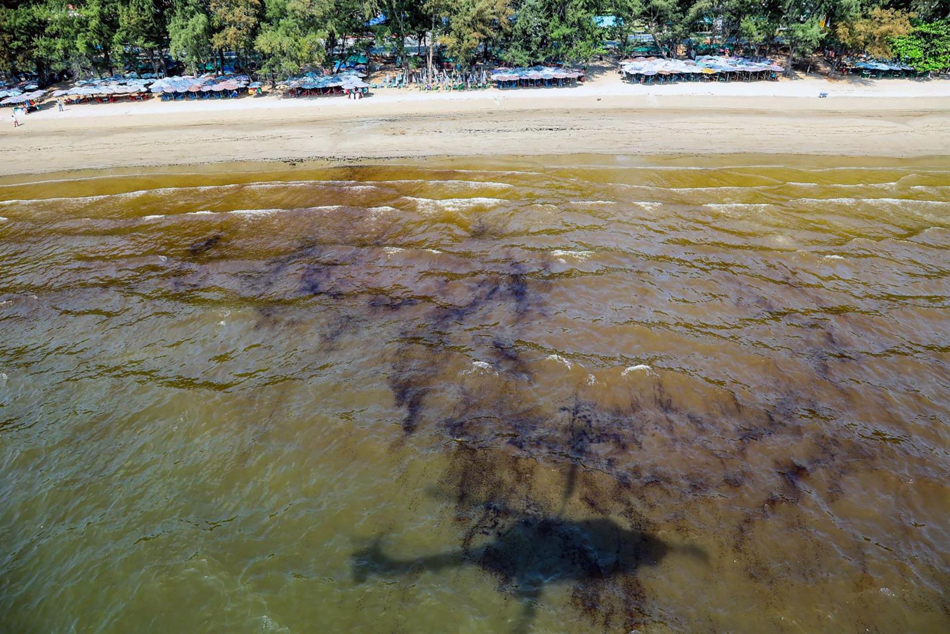 Vertido de petróleo amenaza unos corales en una turística isla en Tailandia