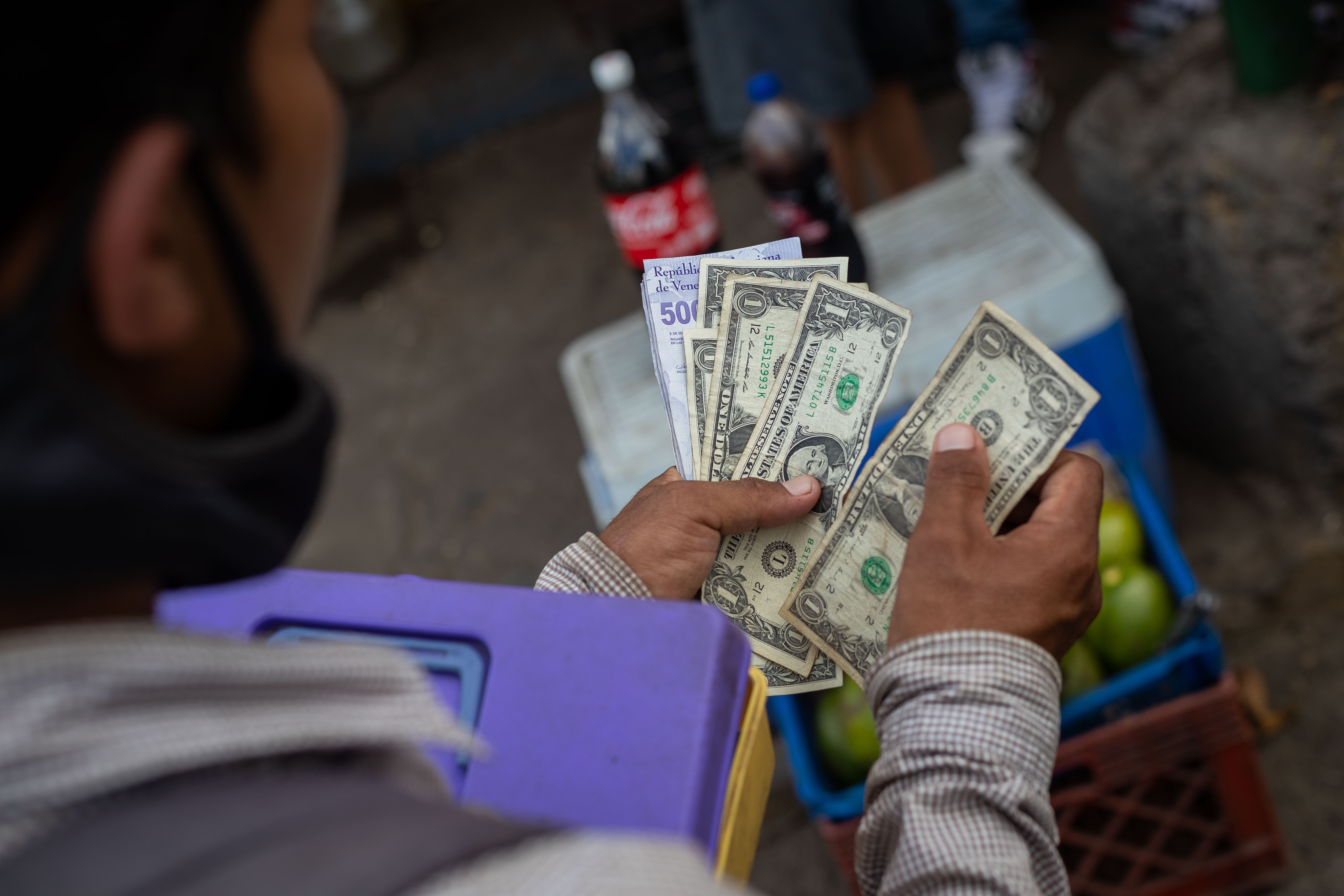 Para 2023 los venezolanos necesitarán 150 dólares para comprar lo que obtenían con 100 dólares, según economista