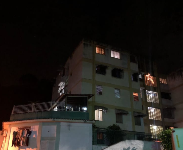 Vecinos claman por ayuda tras invasión en apartamento de Caricuao este #26Ene (Fotos)