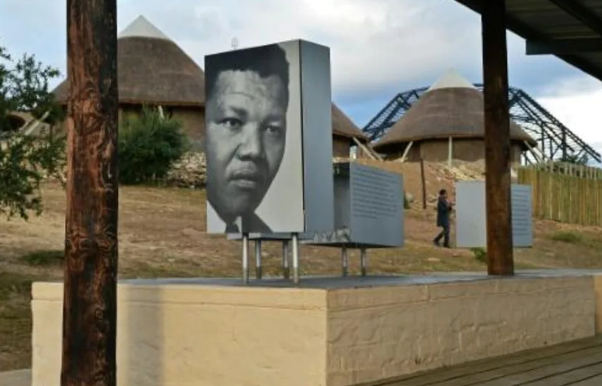 Un rayo destruye un edificio en el pueblo natal de Nelson Mandela, en Sudáfrica