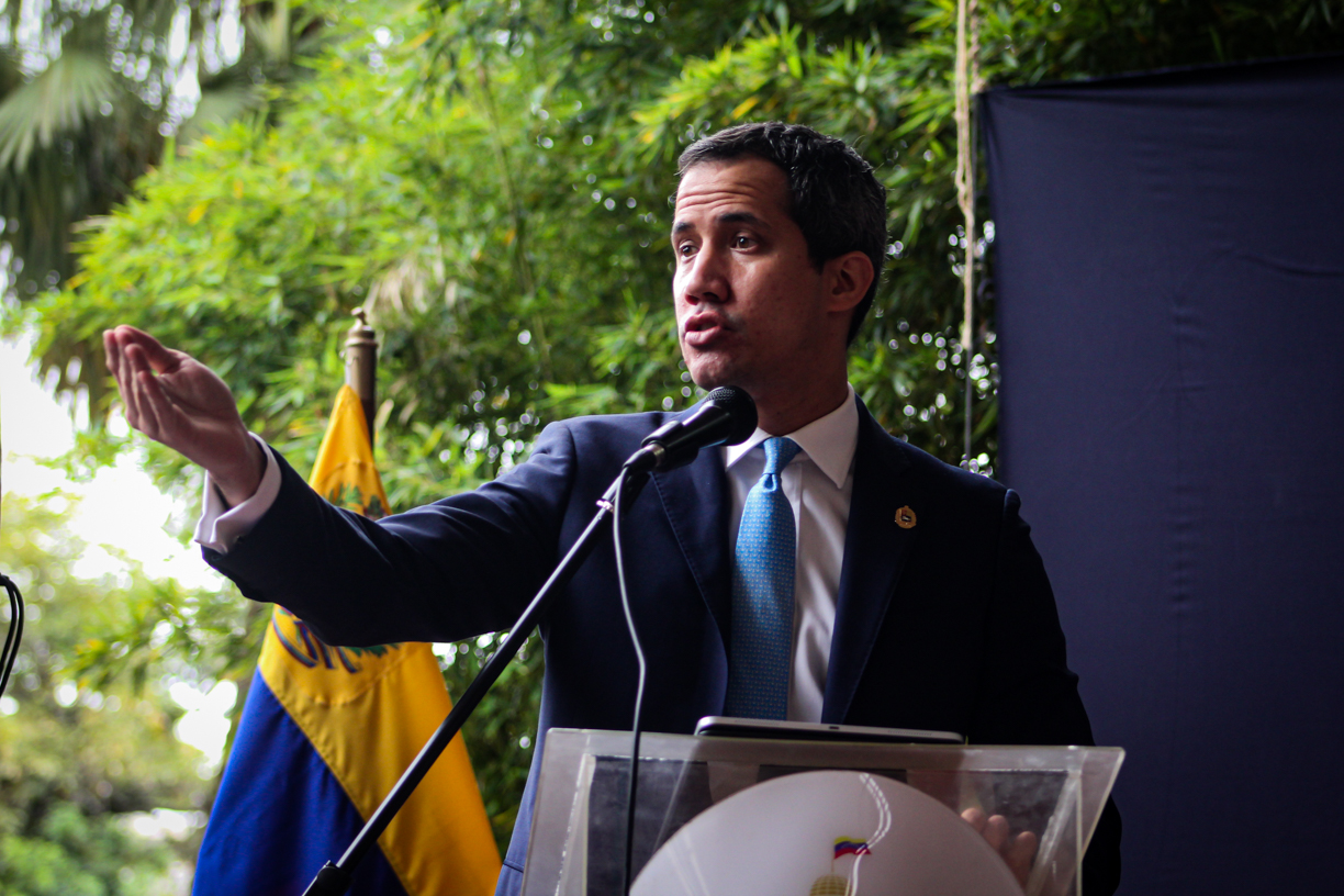 “Ni unas firmas permites con un CNE secuestrado por ti”: Guaidó resaltó el temor de Maduro