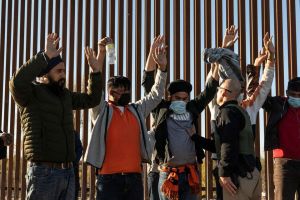 EEUU se alista para otro aumento récord en arrestos de migrantes en la frontera con México