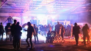 Policía disuelve fiesta ilegal con cientos de personas en Países Bajos