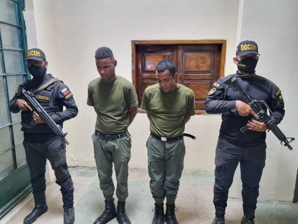 Detuvieron a dos militares por grabarse “drogados” mientras hacían guardia en centro de votación de Barinas (VIDEO)