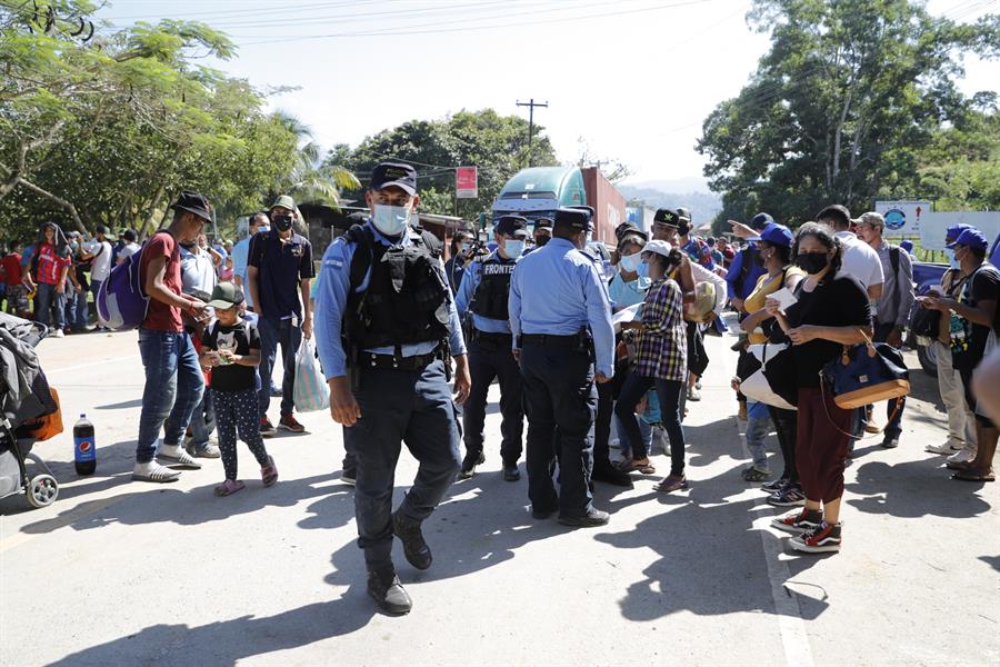 Al menos 15 policías y soldados heridos en Guatemala al detener caravana de migrantes