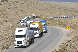 Unos 2.500 choferes bolivianos continúan parados en la frontera con Chile