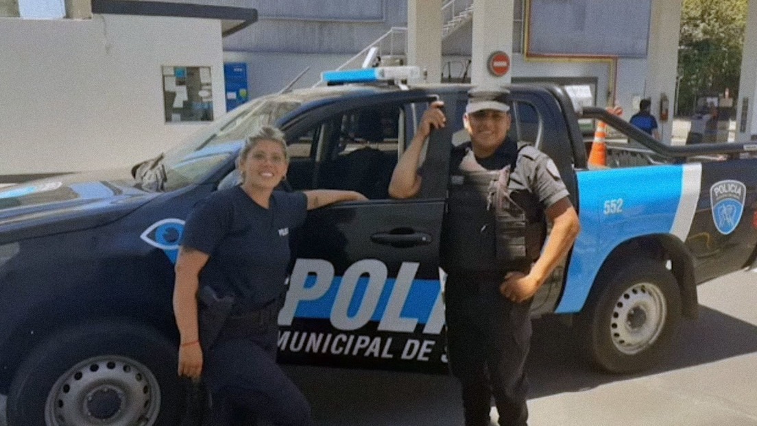 VIRAL: Policías salvan con una angustiosa maniobra a niña que se ahogaba en la calle (VIDEO)