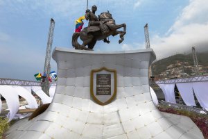 Plaza “Bolívar Chávez” en La Guaira: un culto absurdo al chavismo… y un VIDEO VIRAL que lo demuestra