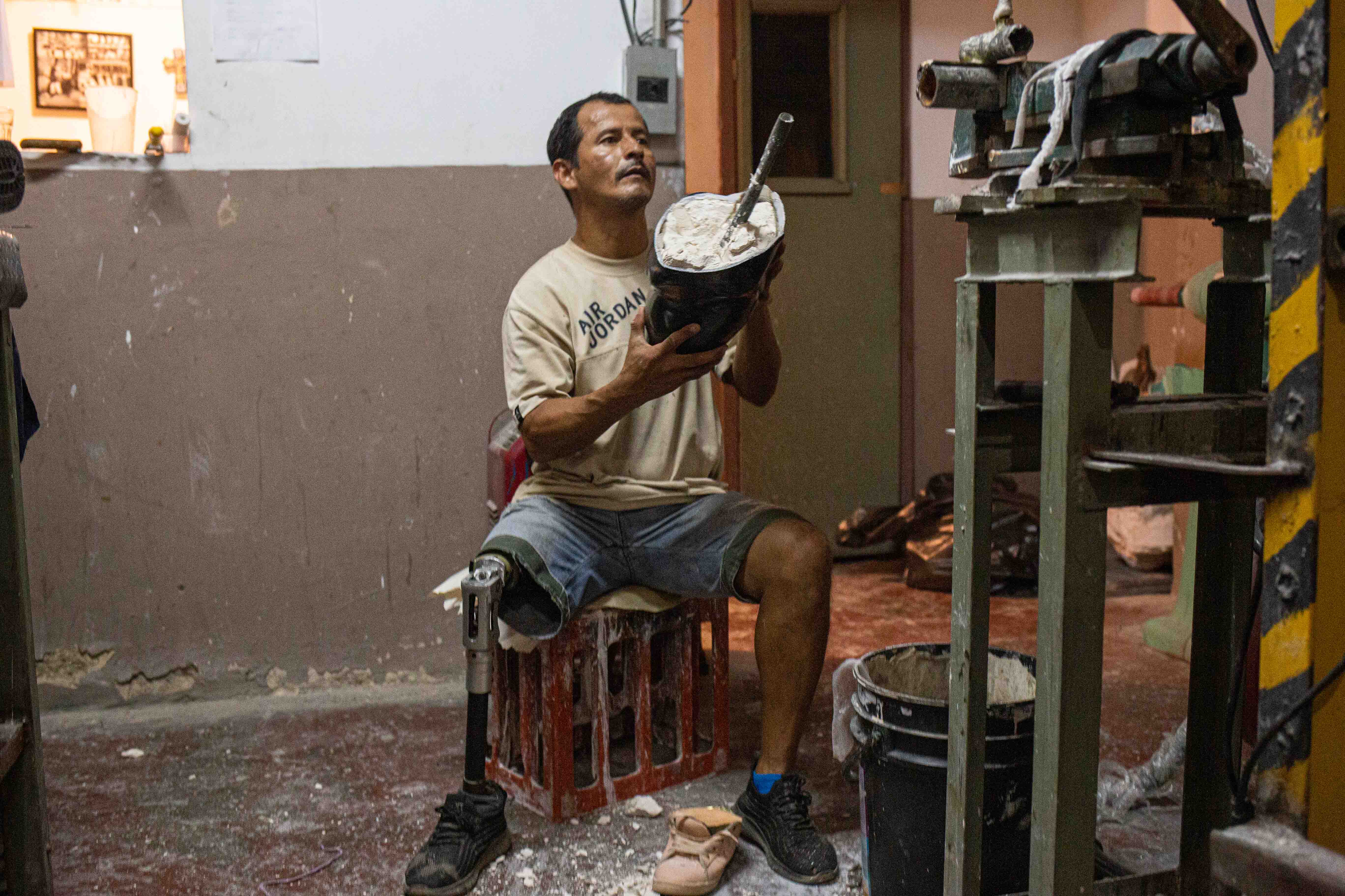 Perdieron sus piernas y ahora fabrican prótesis para otros venezolanos con discapacidad (FOTOS)