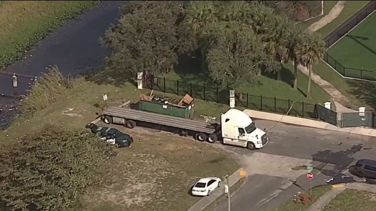 Misterio en Florida: hallan a mujer baleada y a su bebé dentro de un carro a la deriva de un canal