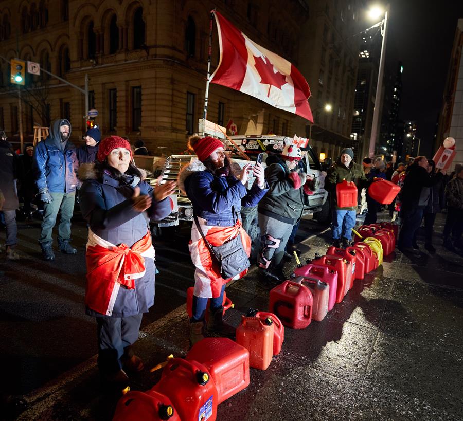 Manifestantes antivacunas contra el Covid-19 obstaculizan el tráfico en el aeropuerto Internacional de Canadá