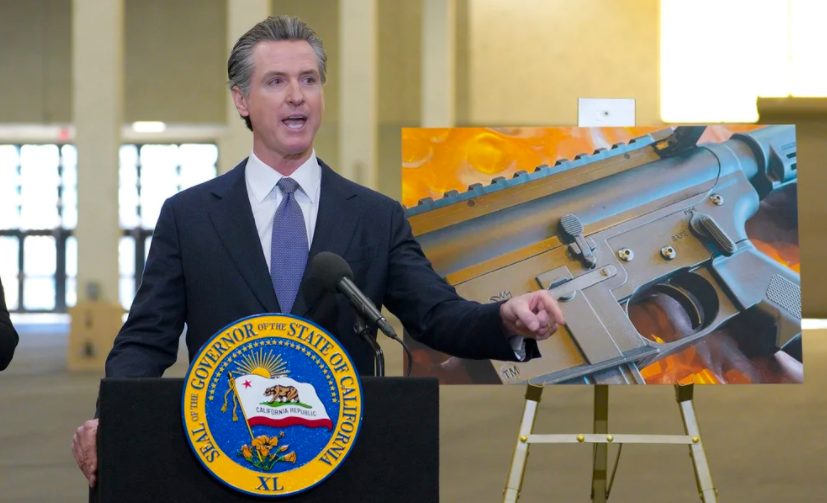Gobernador de California propone que los ciudadanos demanden a los fabricantes de armas