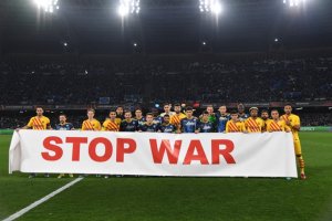 “Paren la guerra”: La pancarta del Napoli y el Barcelona contra la invasión de Ucrania