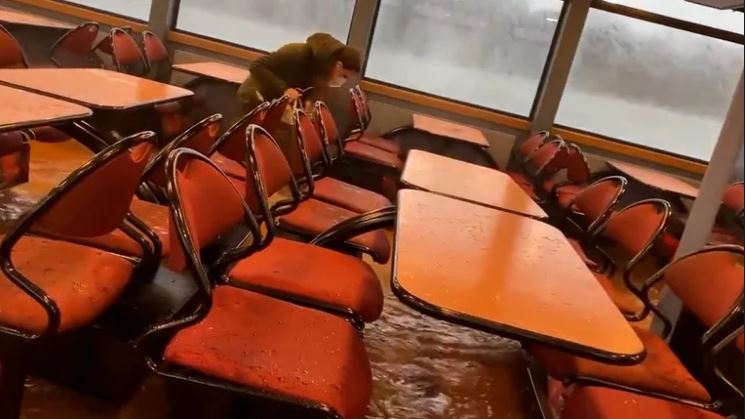 El momento en que una ola gigante destruyó las ventanas de un ferry en Alemania (Video)