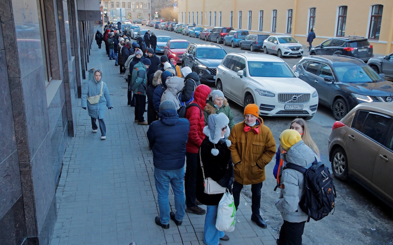 Desesperación en Rusia: Largas filas en cajeros automáticos tras desplome del Rublo y sanciones financieras (Imágenes)