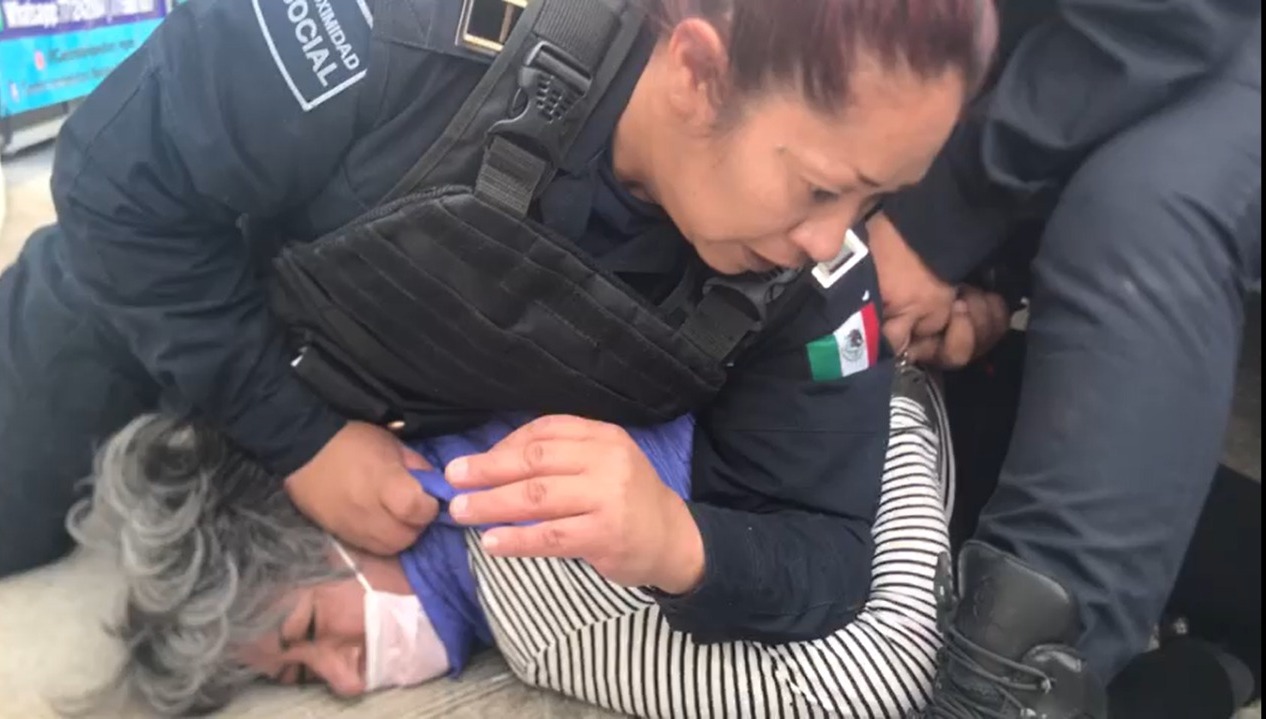 Policía en México sacó a la fuerza a mujer de la tercera edad por no pagar impuestos