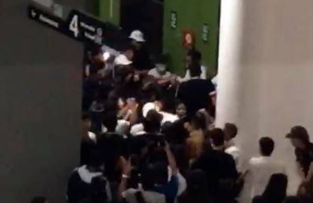 Violento enfrentamiento entre jóvenes y vigilantes de centro comercial en Antioquia (Videos)
