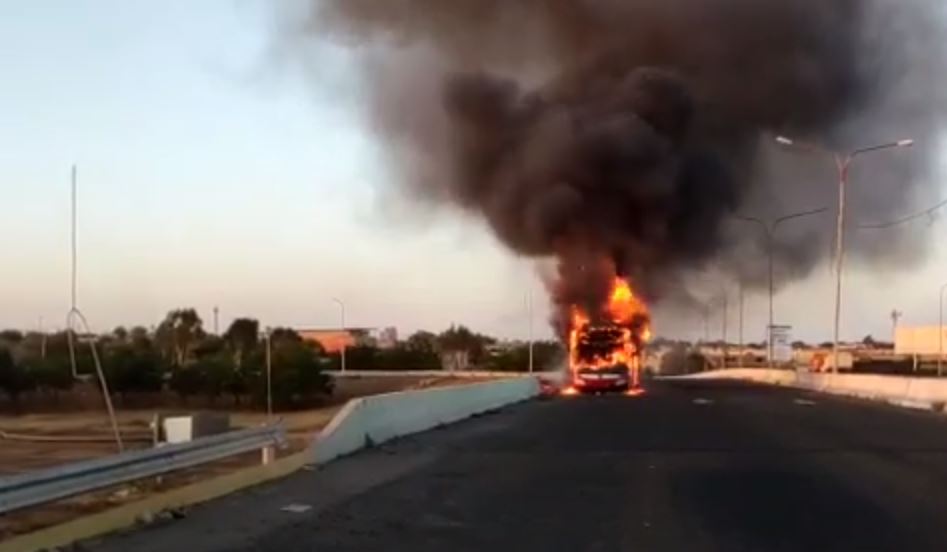 Poderoso incendió consumió un autobús de Metro Maracaibo (Video)