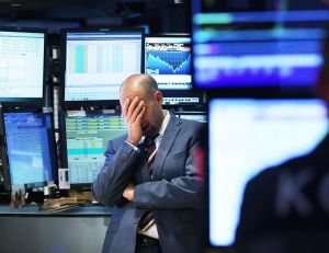 Wall Street cerró con fuertes caídas y Dow Jones tocó su nivel más bajo del año