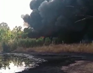 Exceso de maleza en tanques de Pdvsa produjo un terrible incendio en Cabimas