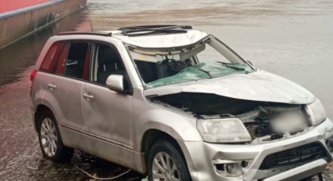 Mujer murió luego que su auto cayera al agua desde un ferry en Chile