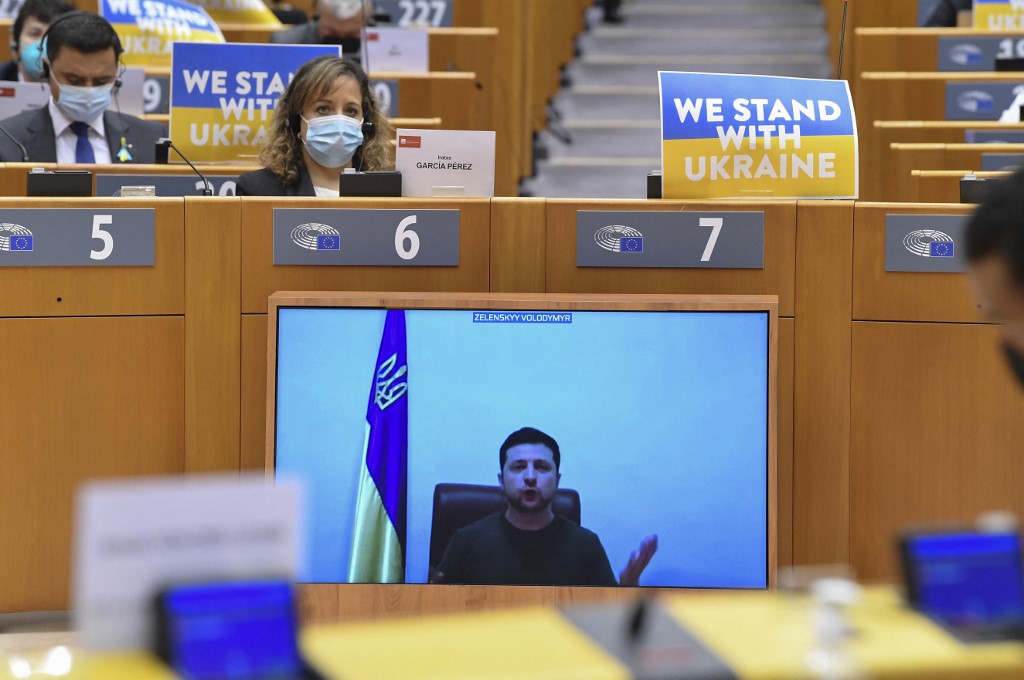 El traductor en inglés del Parlamento Europeo rompió en llanto durante el discurso del presidente de Ucrania (VIDEO)