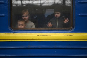 Save the Children reparte juguetes a niños en búnkeres en Ucrania
