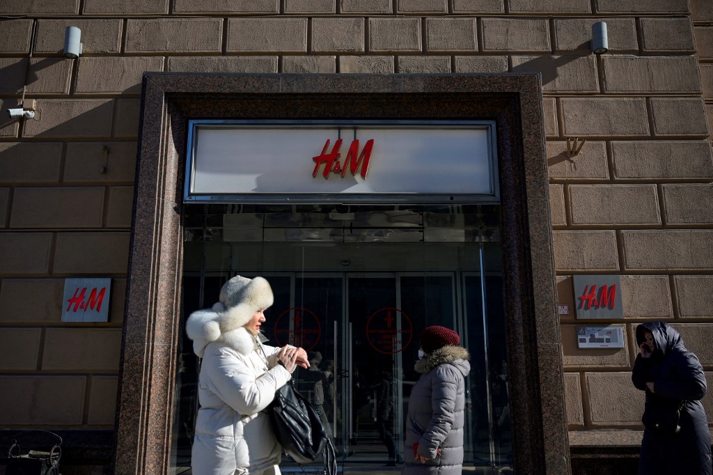 La popular cadena de moda H&M puso a la venta su negocio en Rusia