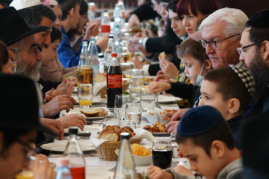 El presidente alemán visita el centro judío que acogió a 100 huérfanos de Odesa