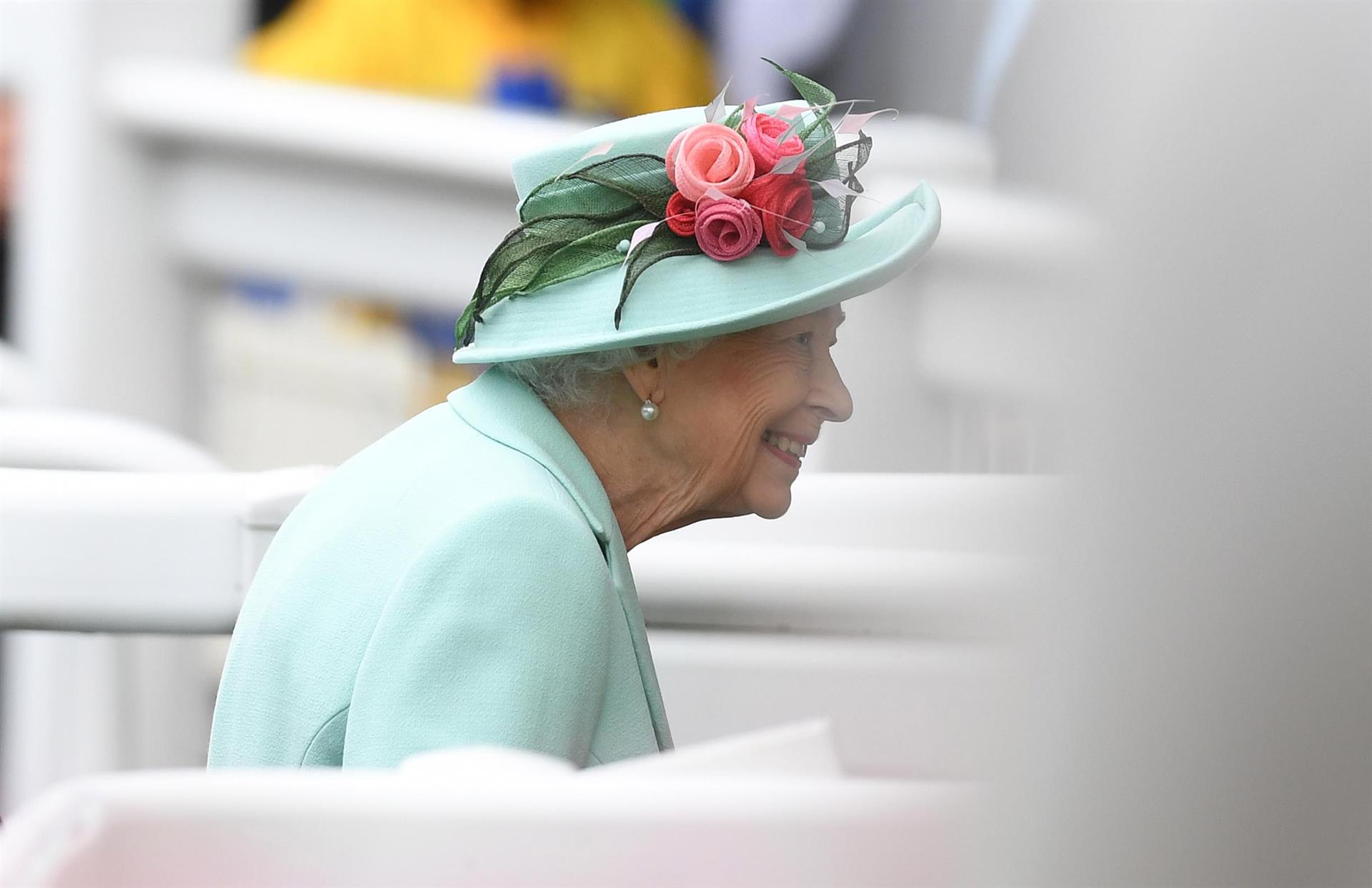 La reina Isabel II vuelve al trabajo una semana después de dar positivo por Covid-19