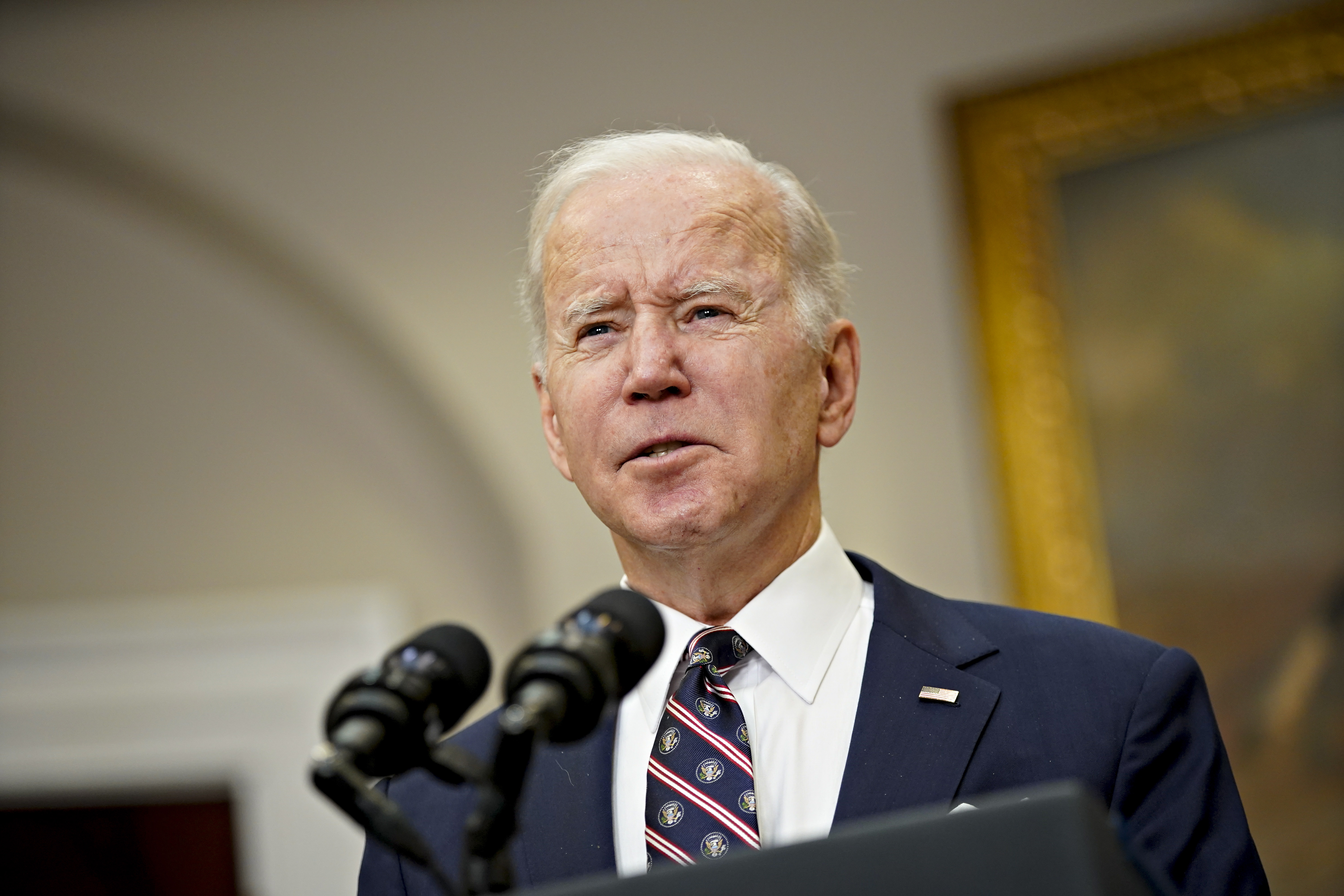 Biden dice que más de 30 países se sumarán a la liberación de reservas de crudo