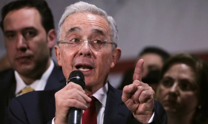 Álvaro Uribe: A Gustavo Petro le dijimos que era grave afectar al sector privado