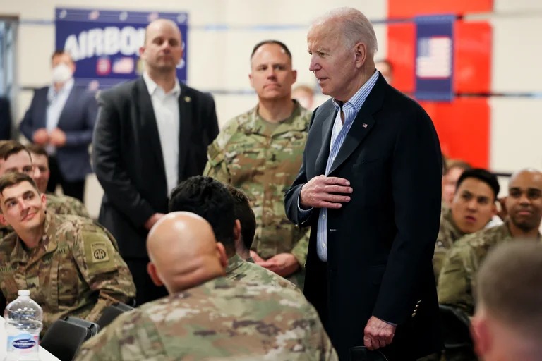 Biden visitó a los soldados estadounidenses en la frontera polaca con Ucrania