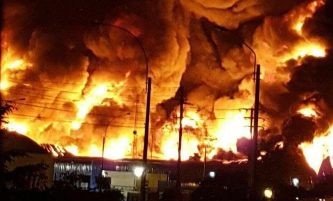 Alarmante incendio en Perú: al menos cuatro fabricas de telas fueron consumidas por las llamas