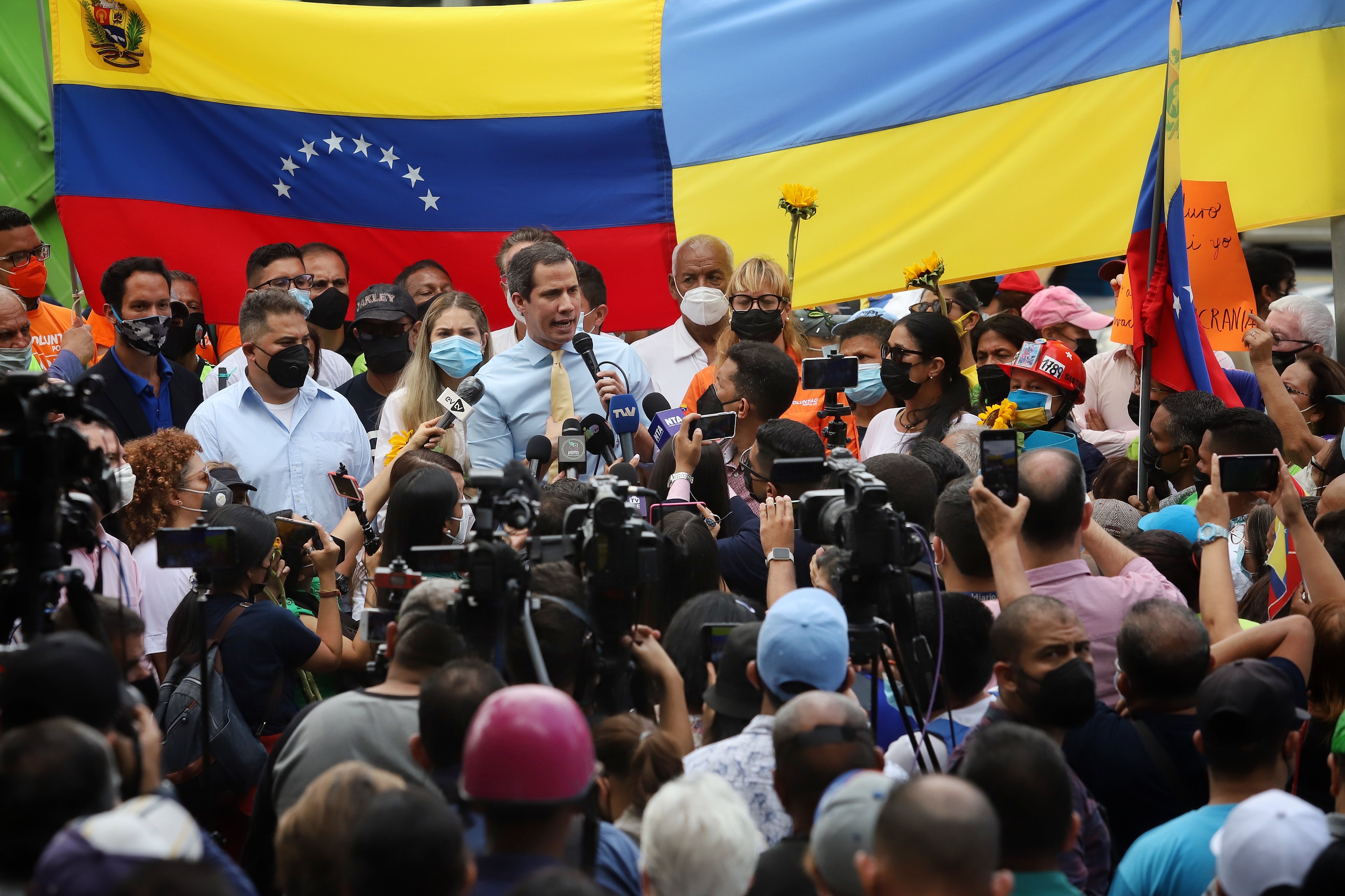 Guaidó anunció la creación de una Misión de Voluntarios Médicos venezolanos para ayudar a refugiados ucranianos (VIDEO)