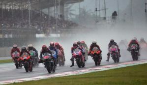 Video: El impactante momento en que cayó un rayo en la pista de MotoGP en Indonesia